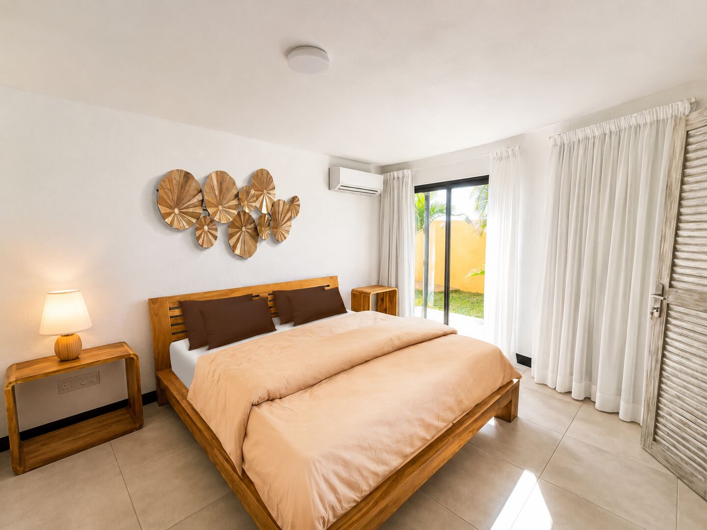 Atypical contemporary 3-bedroom villa to rent in Albion