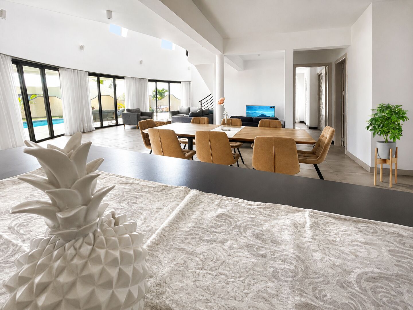 Atypical contemporary 3-bedroom villa to rent in Albion