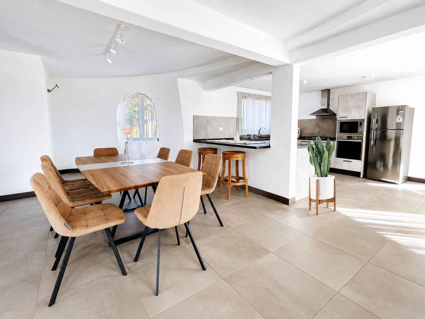 Atypical contemporary 3-bedroom villa to rent in Albion