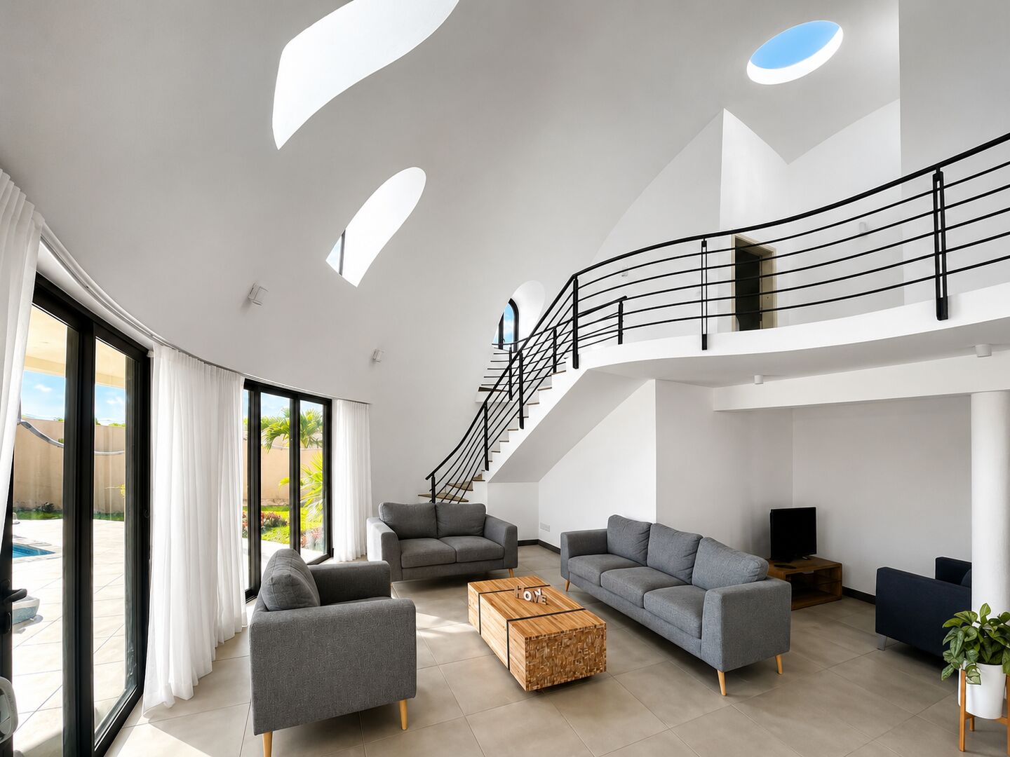 Atypical contemporary 3-bedroom villa to rent in Albion