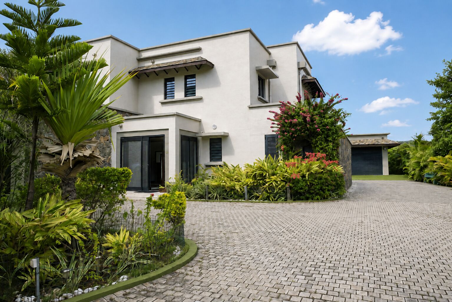 Villa familiale de 4 chambres avec grand jardin et piscine