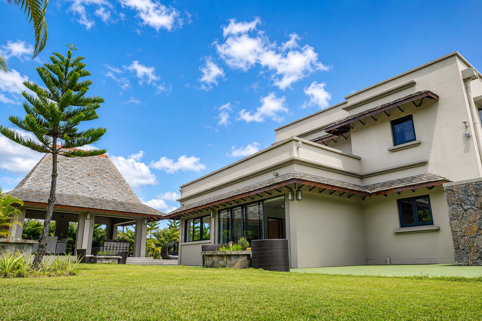 Villa familiale de 4 chambres avec grand jardin et piscine