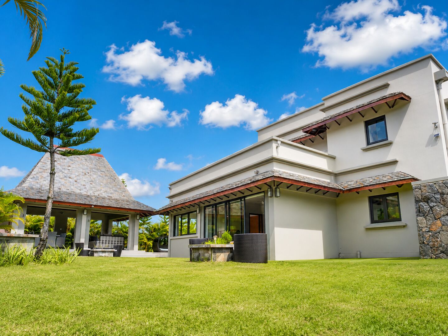 Villa familiale de 4 chambres avec grand jardin et piscine