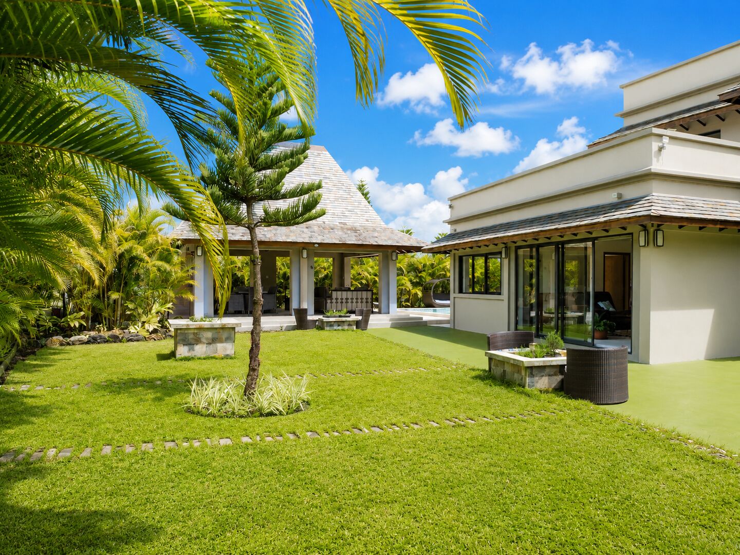Villa familiale de 4 chambres avec grand jardin et piscine