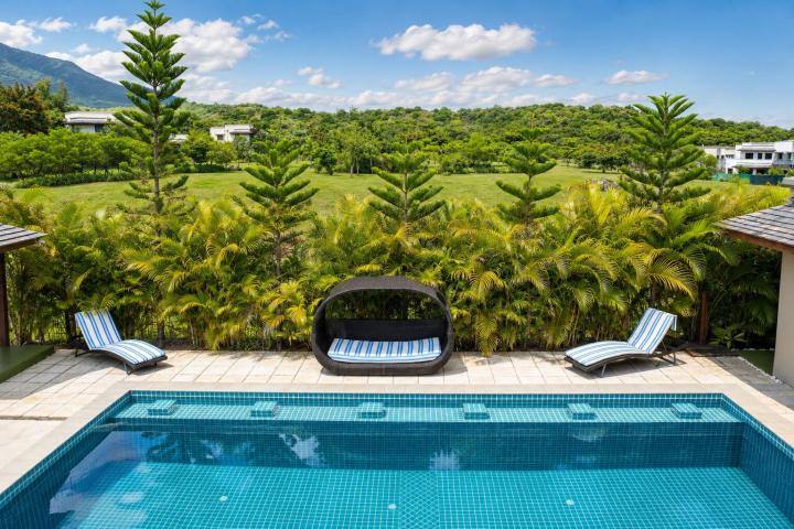 Villa familiale de 4 chambres avec grand jardin et piscine à vendre à Rivière Noire