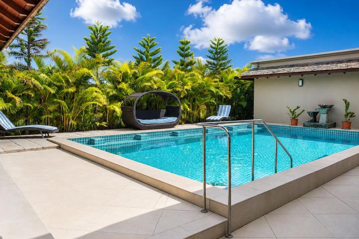 Villa familiale de 4 chambres avec grand jardin et piscine à vendre à Rivière Noire