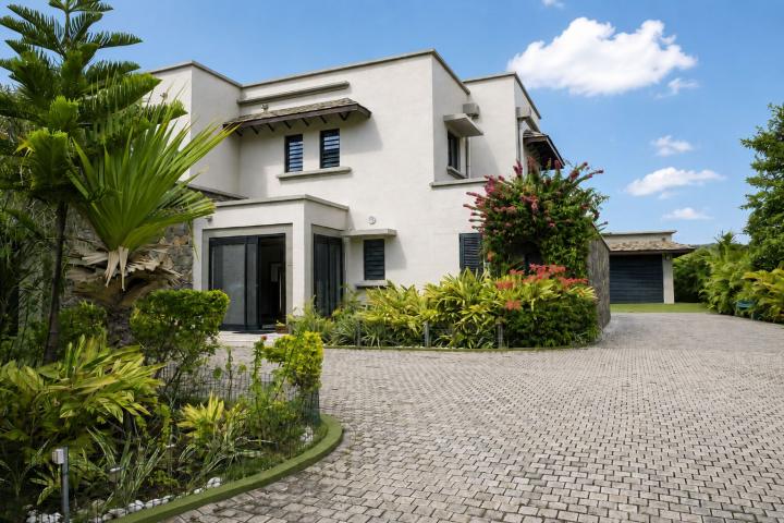 Villa familiale de 4 chambres avec grand jardin et piscine à vendre à Rivière Noire