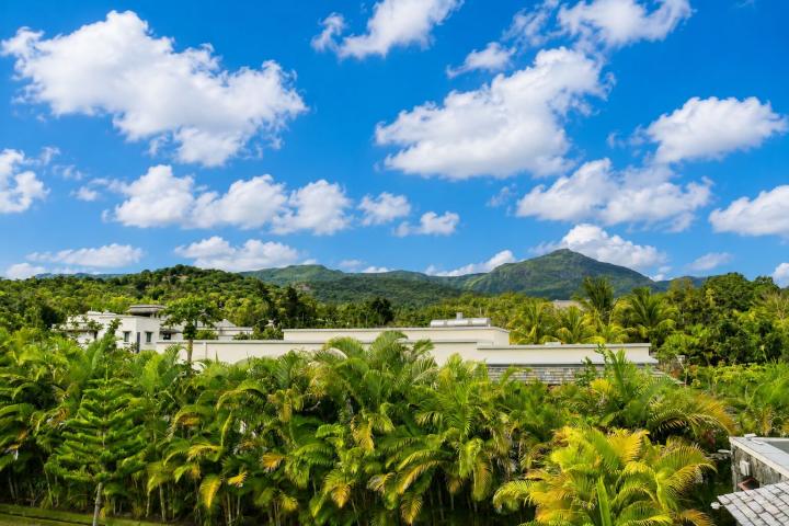 Villa familiale de 4 chambres avec grand jardin et piscine à vendre à Rivière Noire