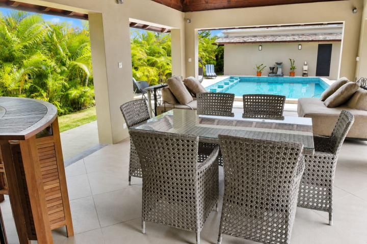 Villa familiale de 4 chambres avec grand jardin et piscine à vendre à Rivière Noire
