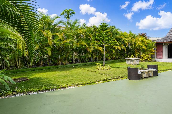 Villa familiale de 4 chambres avec grand jardin et piscine à vendre à Rivière Noire