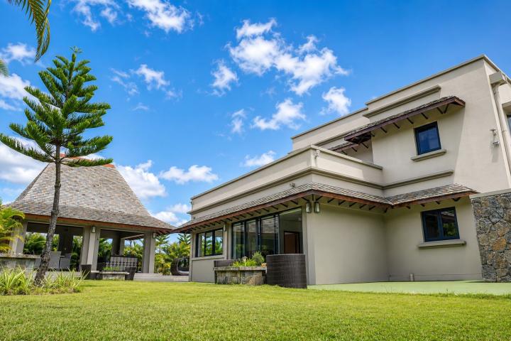 Villa familiale de 4 chambres avec grand jardin et piscine à vendre à Rivière Noire