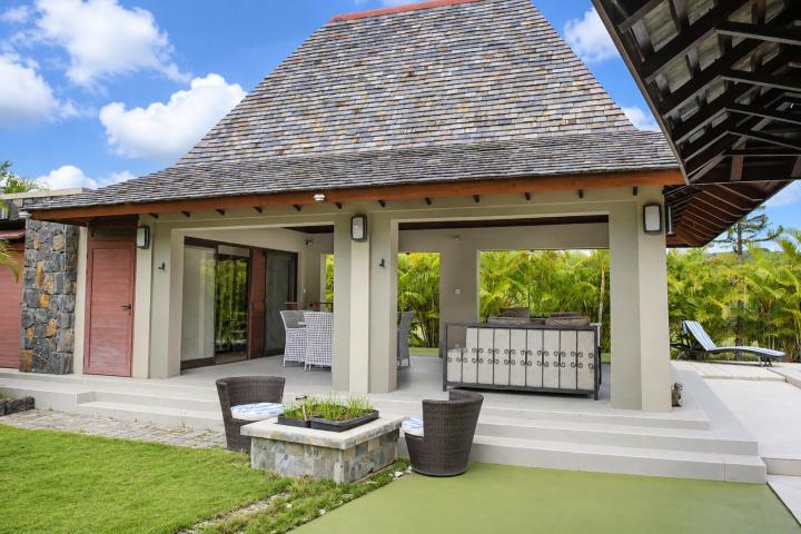 Villa familiale de 4 chambres avec grand jardin et piscine à vendre à Rivière Noire