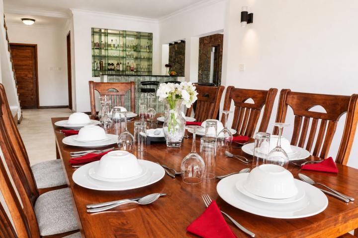 Villa familiale de 4 chambres avec grand jardin et piscine à vendre à Rivière Noire