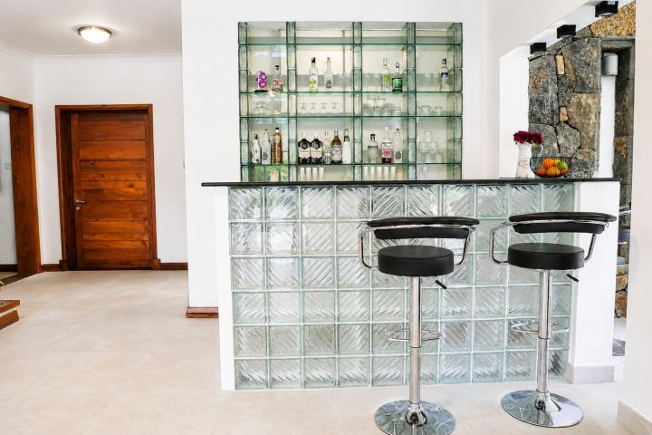Villa familiale de 4 chambres avec grand jardin et piscine à vendre à Rivière Noire