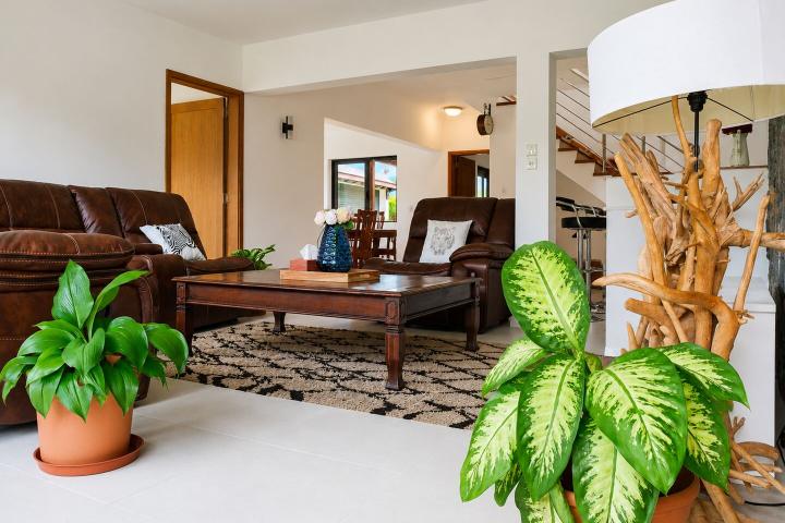 Villa familiale de 4 chambres avec grand jardin et piscine à vendre à Rivière Noire