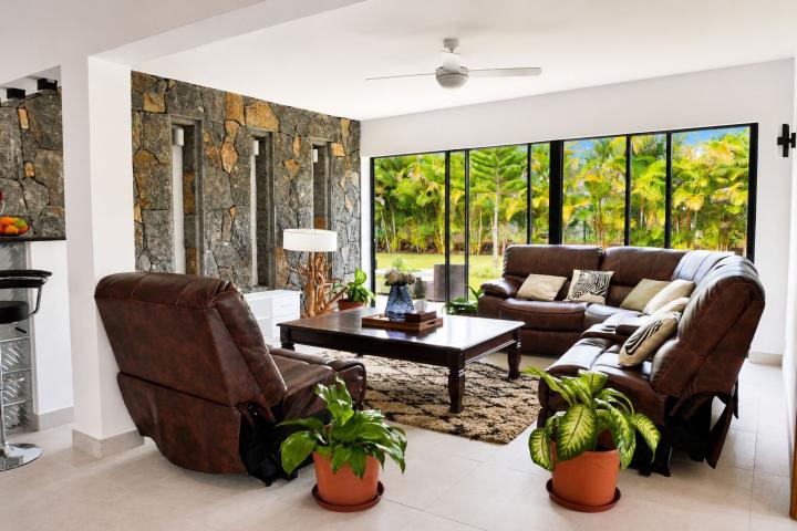 Villa familiale de 4 chambres avec grand jardin et piscine à vendre à Rivière Noire