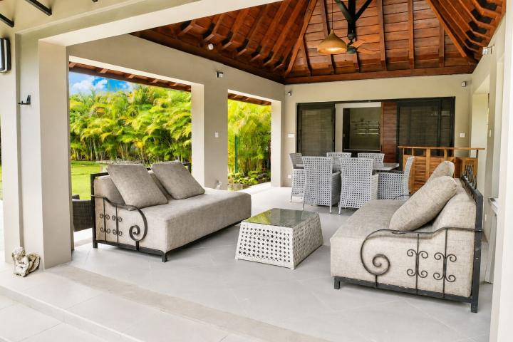 Villa familiale de 4 chambres avec grand jardin et piscine à vendre à Rivière Noire