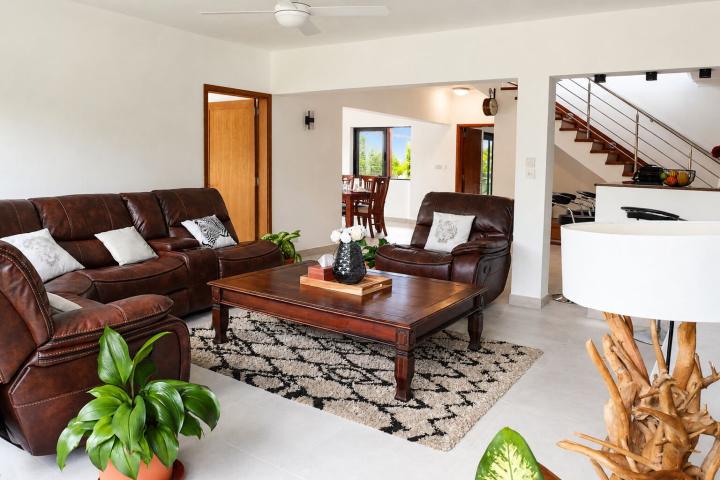 Villa familiale de 4 chambres avec grand jardin et piscine à vendre à Rivière Noire