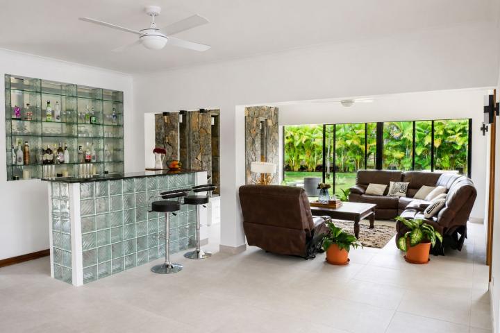 Villa familiale de 4 chambres avec grand jardin et piscine à vendre à Rivière Noire