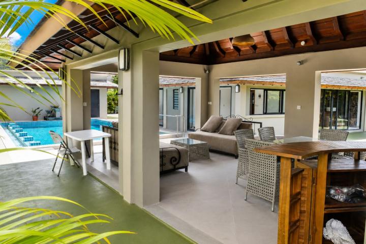 Villa familiale de 4 chambres avec grand jardin et piscine à vendre à Rivière Noire