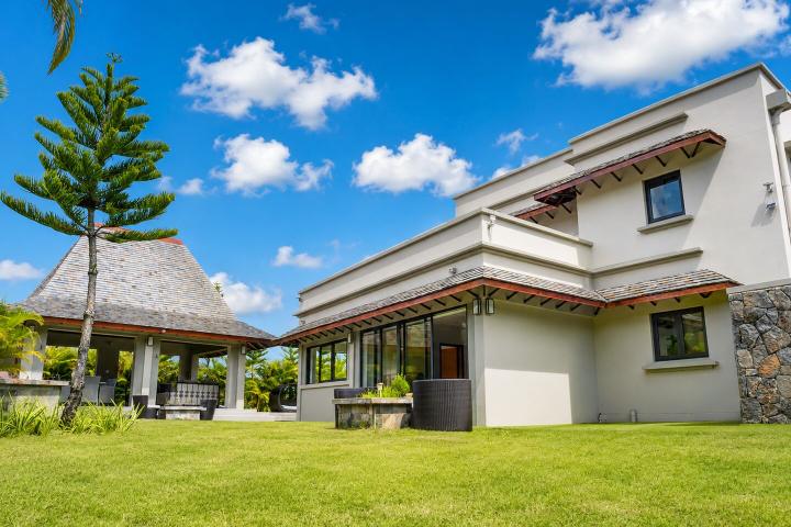 Villa familiale de 4 chambres avec grand jardin et piscine à vendre à Rivière Noire
