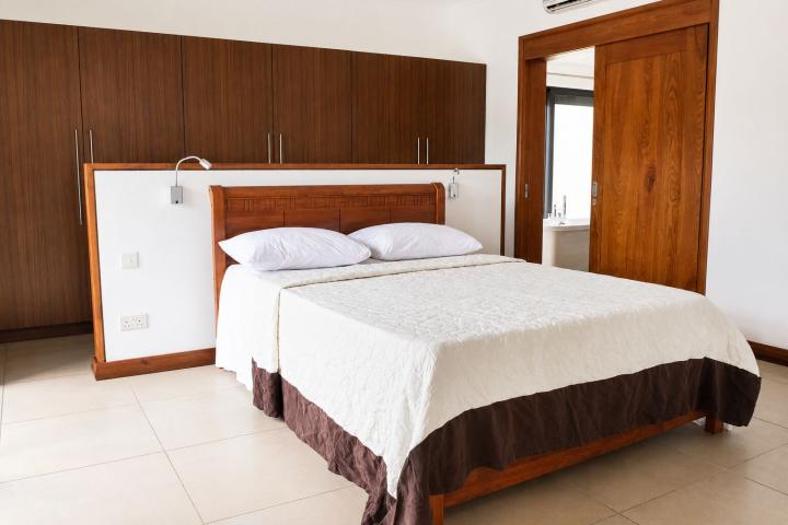 Villa familiale de 4 chambres avec grand jardin et piscine à vendre à Rivière Noire