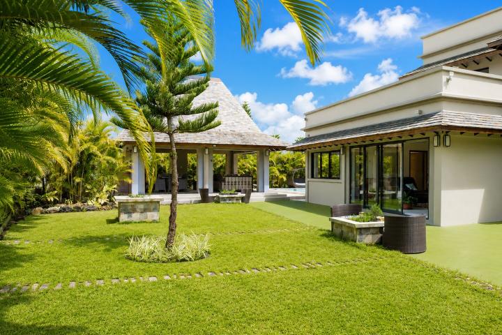 Villa familiale de 4 chambres avec grand jardin et piscine à vendre à Rivière Noire