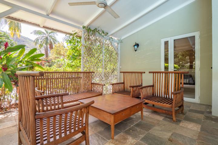 Furnished 4-bedroom house with pool to rent in Rivière Noire