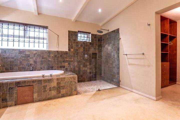Furnished 4-bedroom house with pool to rent in Rivière Noire
