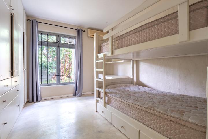 Furnished 4-bedroom house with pool to rent in Rivière Noire