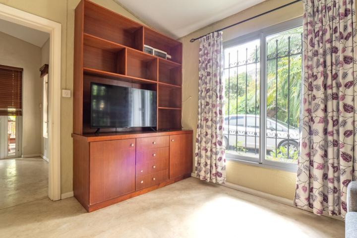 Furnished 4-bedroom house with pool to rent in Rivière Noire