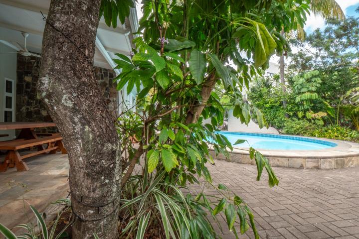 Furnished 4-bedroom house with pool to rent in Rivière Noire