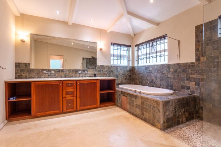 Furnished 4-bedroom house with pool to rent in Rivière Noire