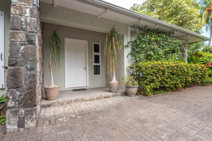 Furnished 4-bedroom house with pool to rent in Rivière Noire