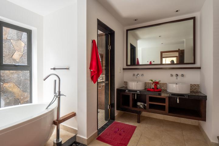 Villa de prestige 3 chambres sur vaste terrain à vendre à Bel Ombre