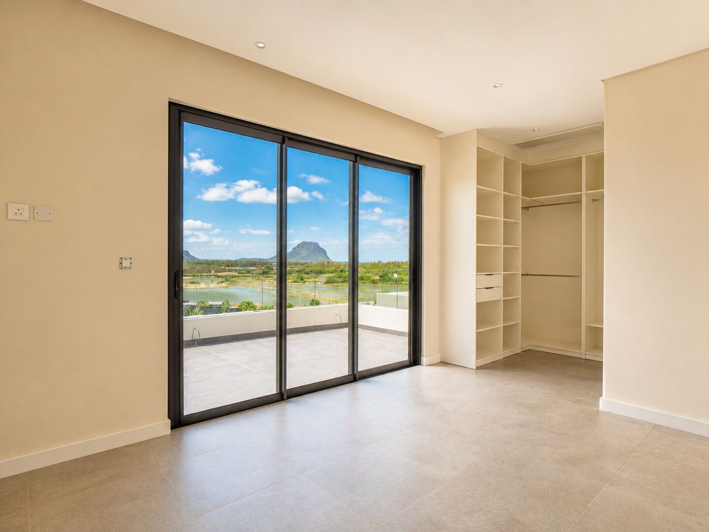 Penthouse 4 chambres en bord de mer à Rivière Noire avec piscine privée