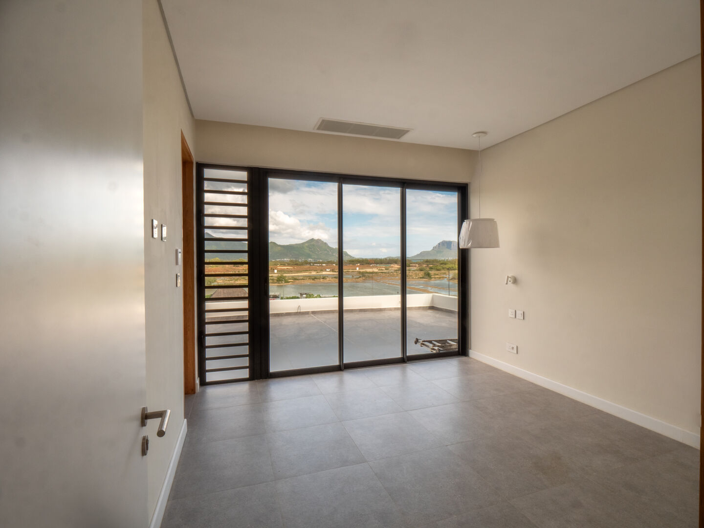 Penthouse 4 chambres en bord de mer à Rivière Noire avec piscine privée