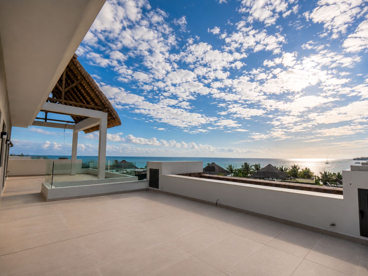 Penthouse 4 chambres en bord de mer à Rivière Noire avec piscine privée