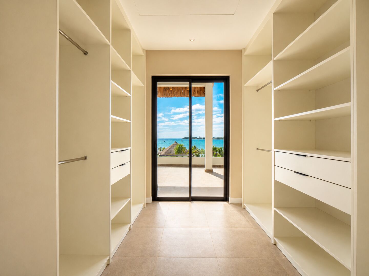 Penthouse 4 chambres en bord de mer à Rivière Noire avec piscine privée