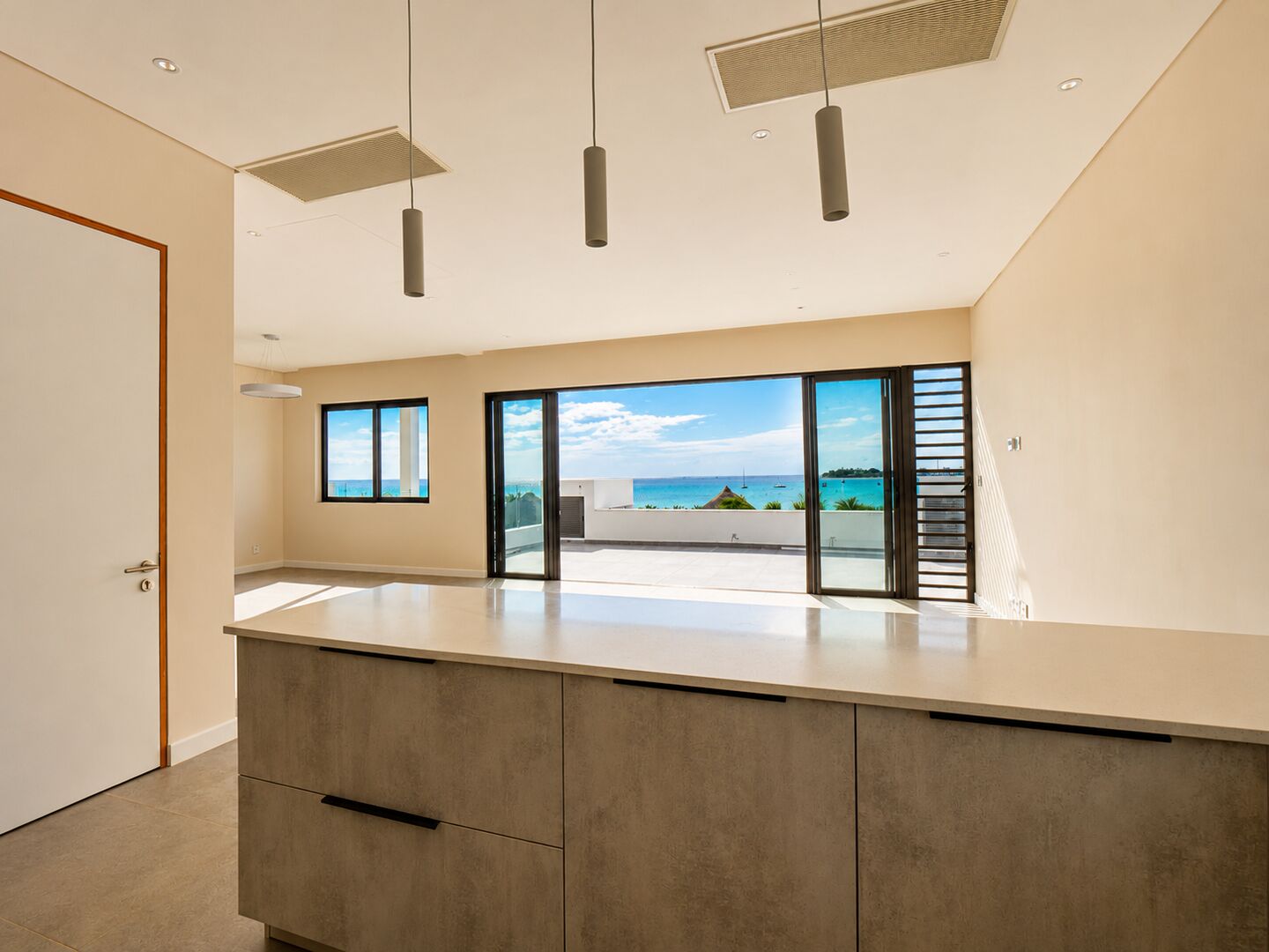 Penthouse 4 chambres en bord de mer à Rivière Noire avec piscine privée