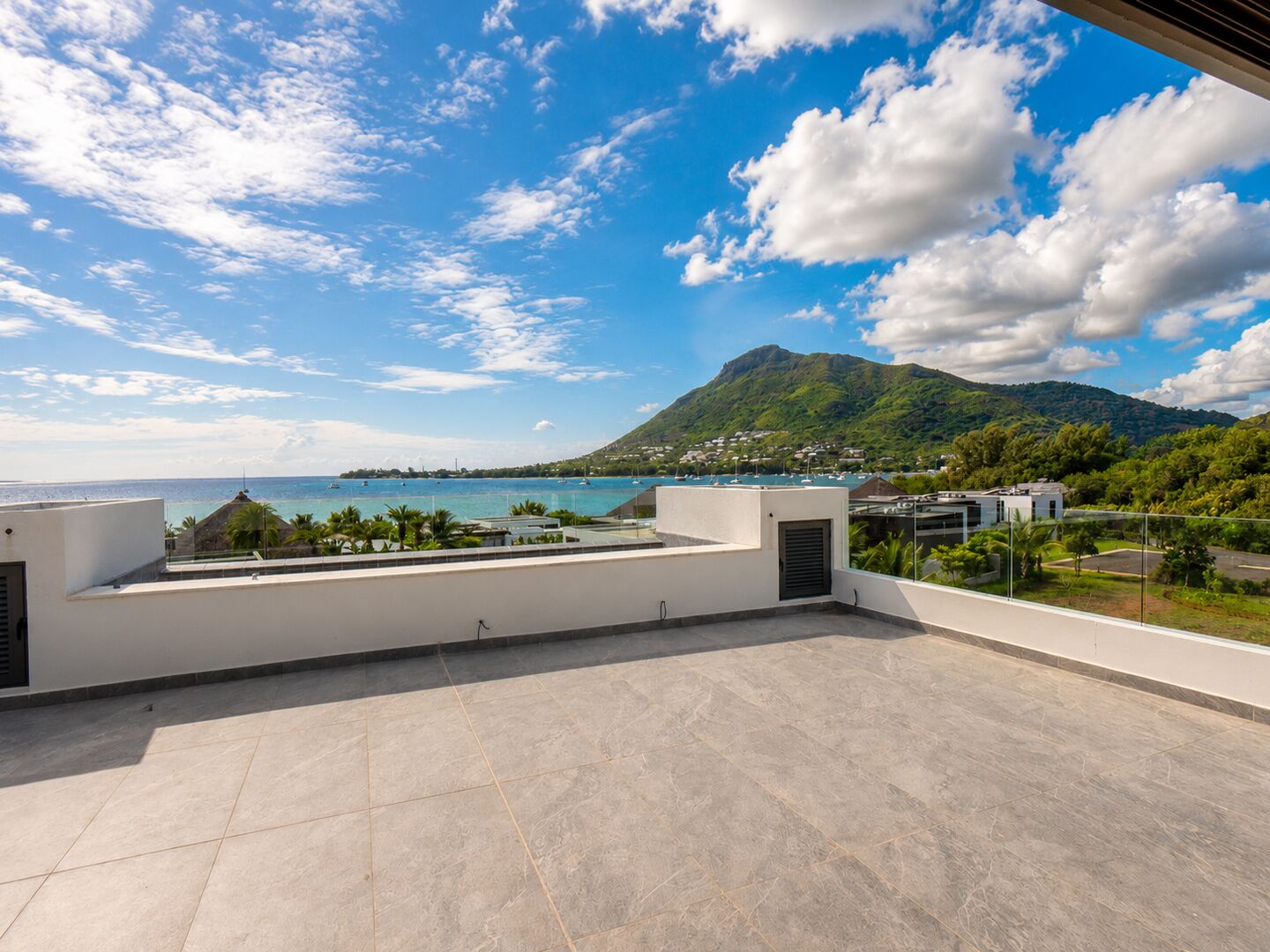 Penthouse 4 chambres en bord de mer à Rivière Noire avec piscine privée