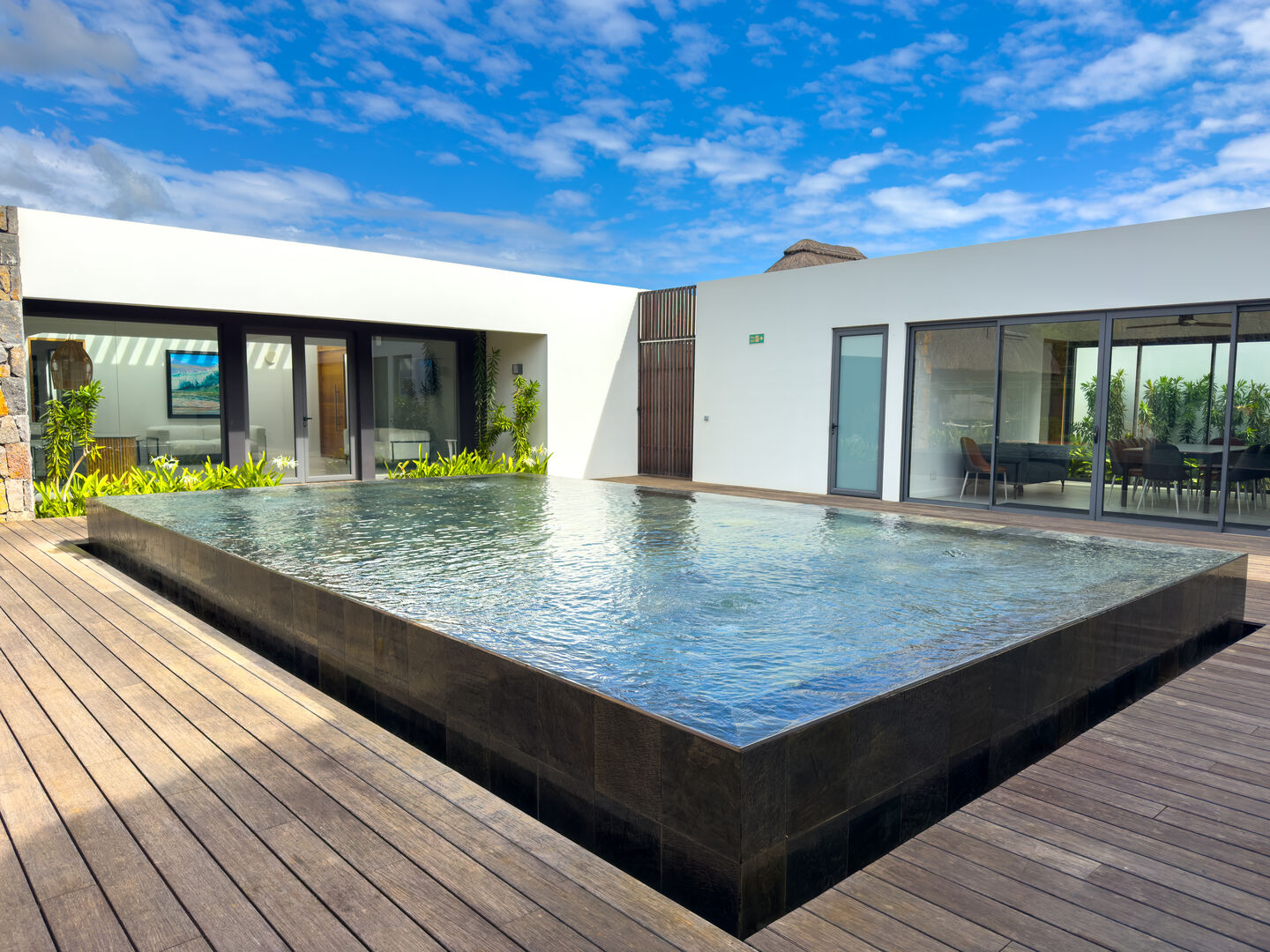 Penthouse 4 chambres en bord de mer à Rivière Noire avec piscine privée
