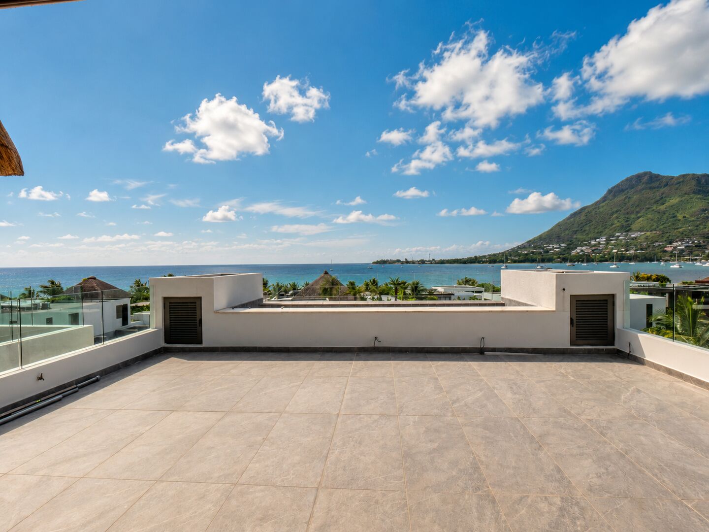 Penthouse 4 chambres en bord de mer à Rivière Noire avec piscine privée