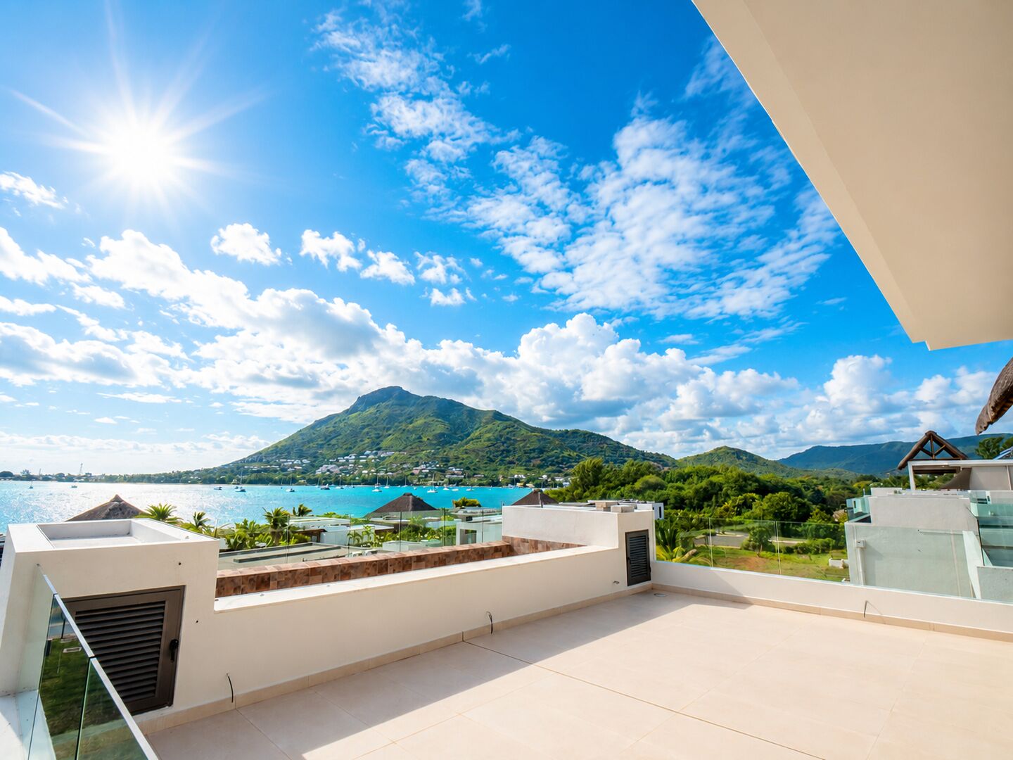Penthouse 4 chambres en bord de mer à Rivière Noire avec piscine privée