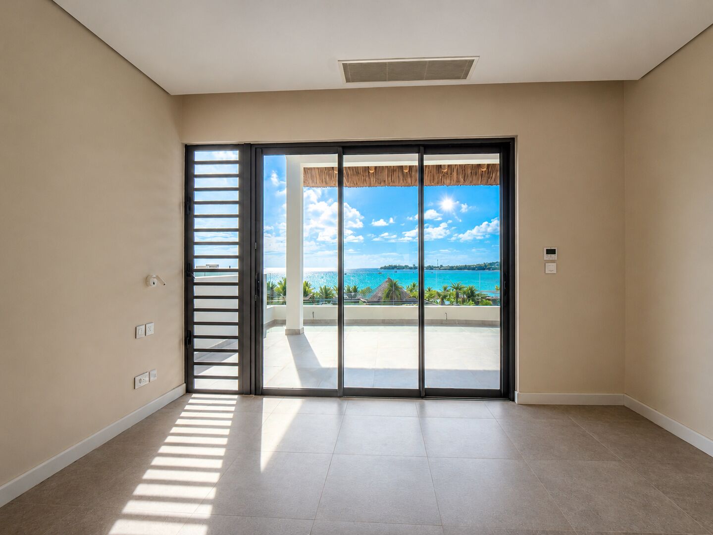 Penthouse 4 chambres en bord de mer à Rivière Noire avec piscine privée