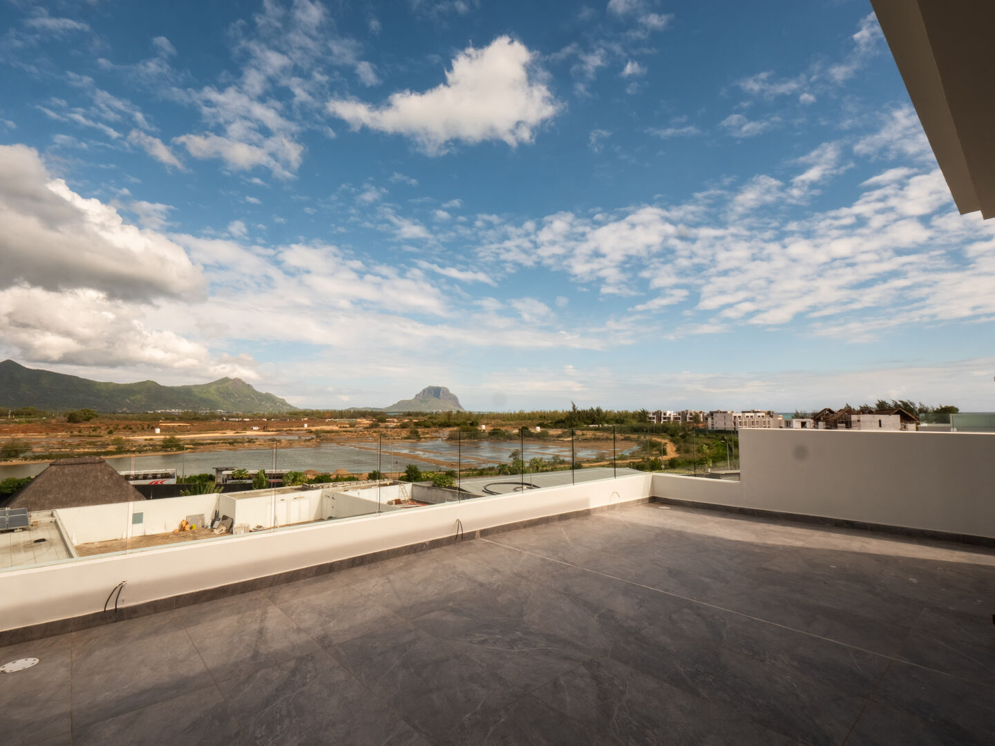 Penthouse 4 chambres en bord de mer à Rivière Noire avec piscine privée