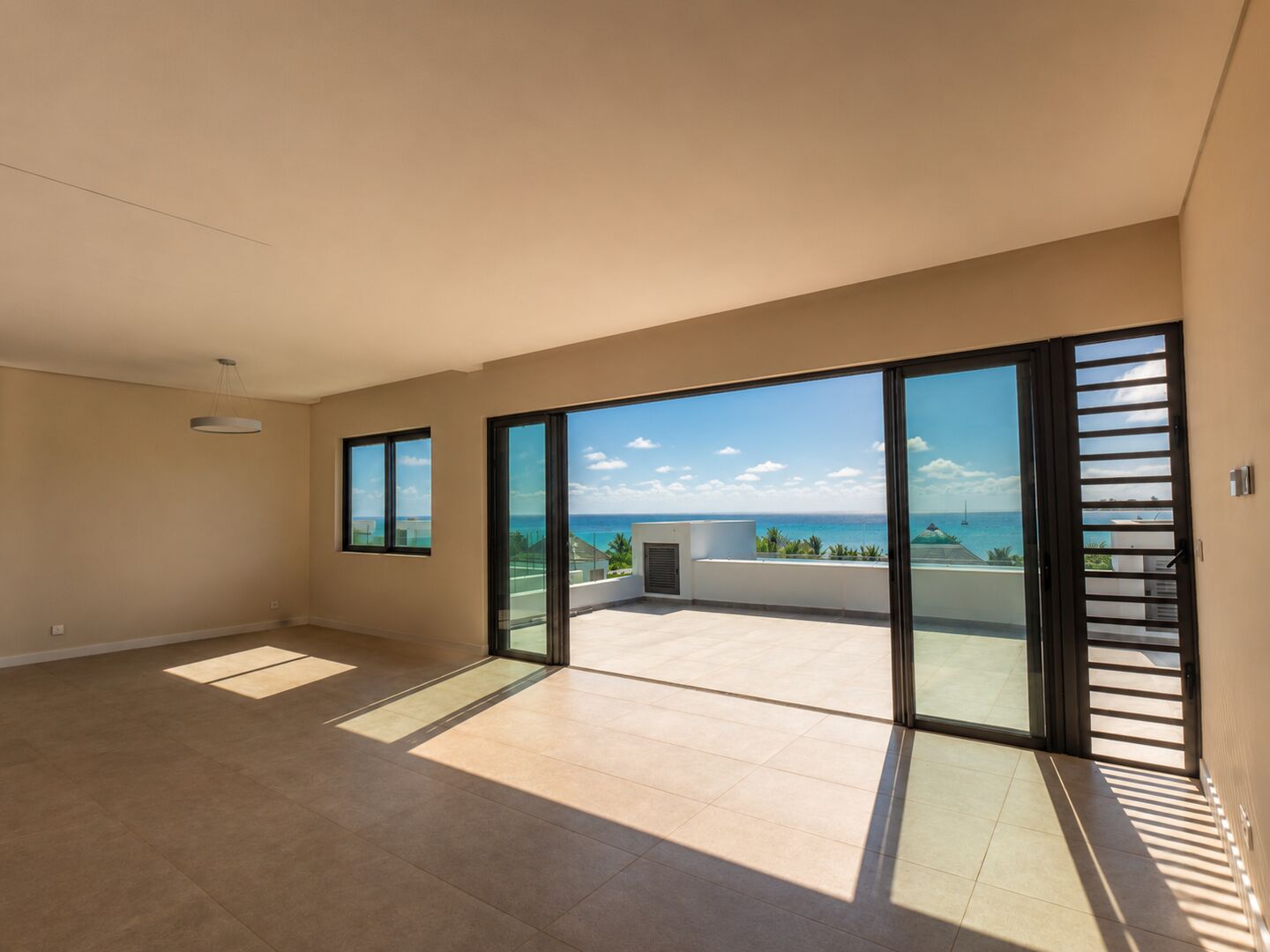 Penthouse 4 chambres en bord de mer à Rivière Noire avec piscine privée