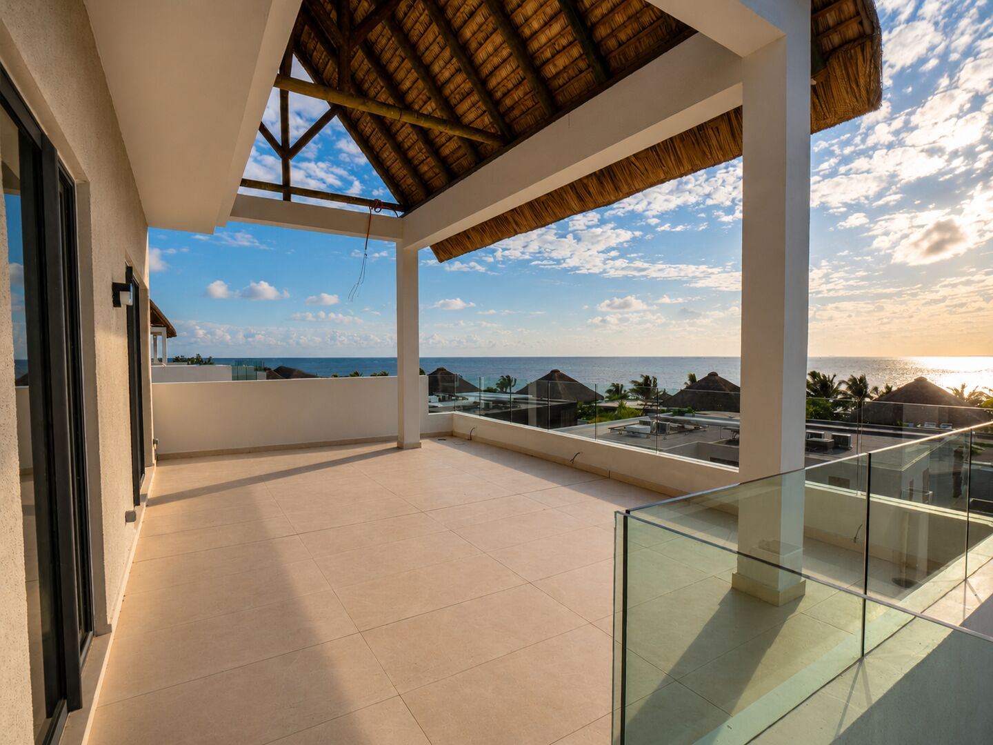 Penthouse 4 chambres en bord de mer à Rivière Noire avec piscine privée