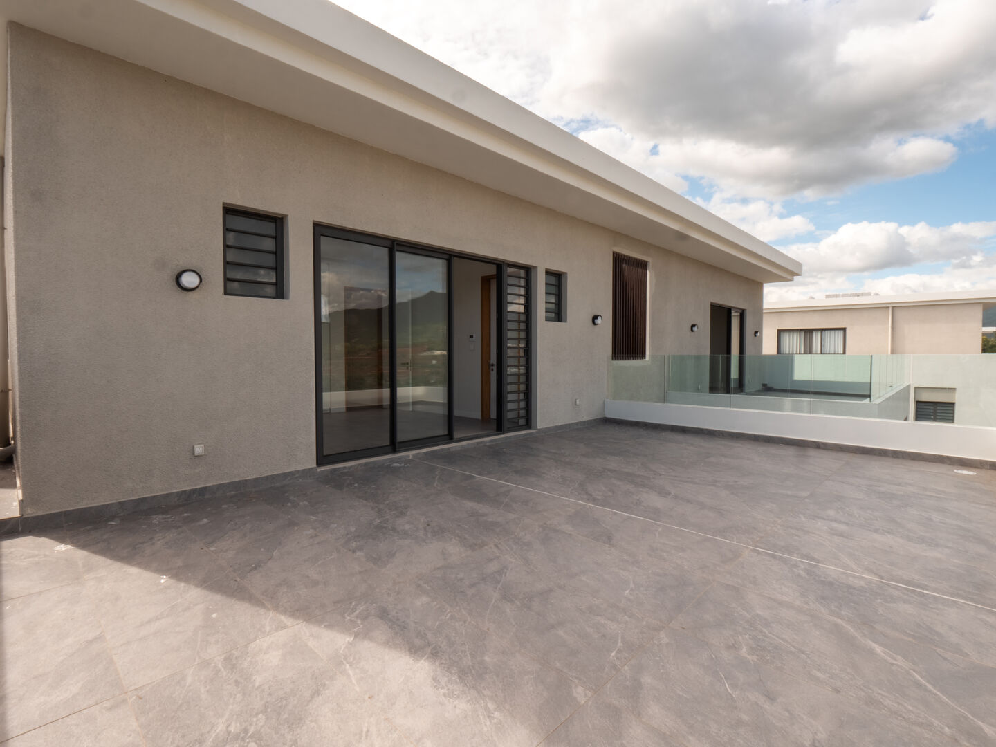 Penthouse 4 chambres en bord de mer à Rivière Noire avec piscine privée
