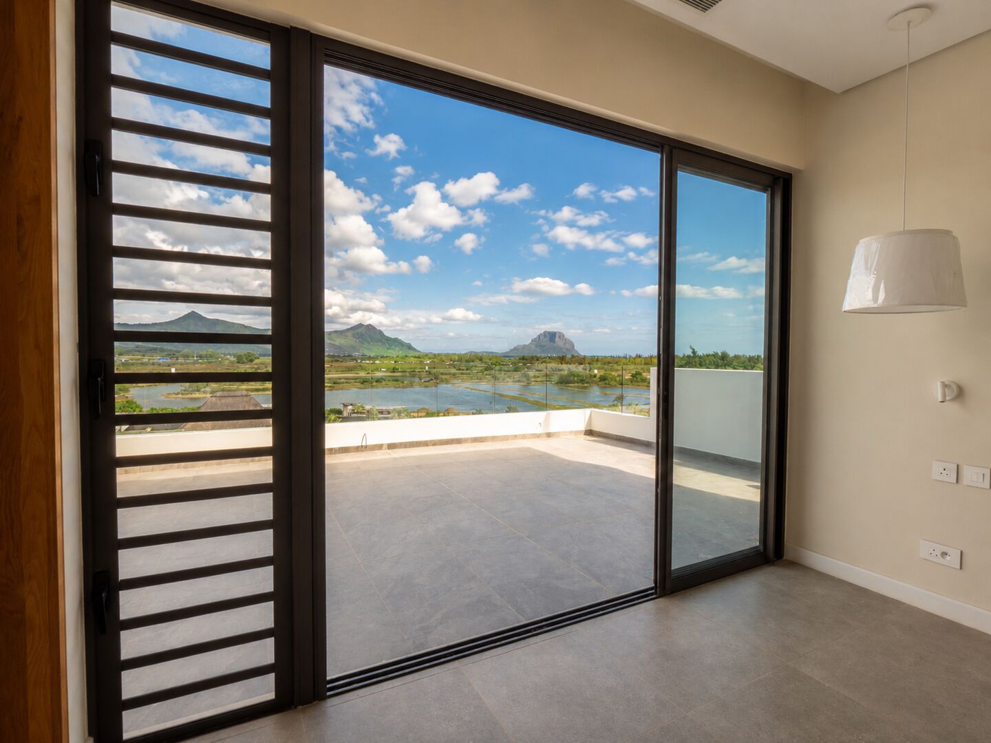 Penthouse 4 chambres en bord de mer à Rivière Noire avec piscine privée